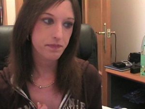 baise en direct devant webcam 01 300x225 - Jeune brune sexy dans une voiture