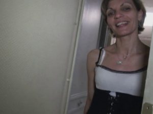 luna vient faire la vaisselle et egalement se faire demonter par max 01 300x225 - Belle salope cougar qui baise dans sa chambre d'hôtel